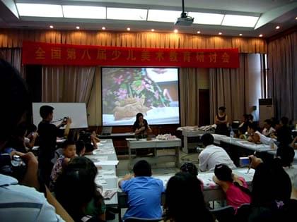 陈志凌副校长在天津“全国第八届少儿美术教育研讨会”上作公开课展示